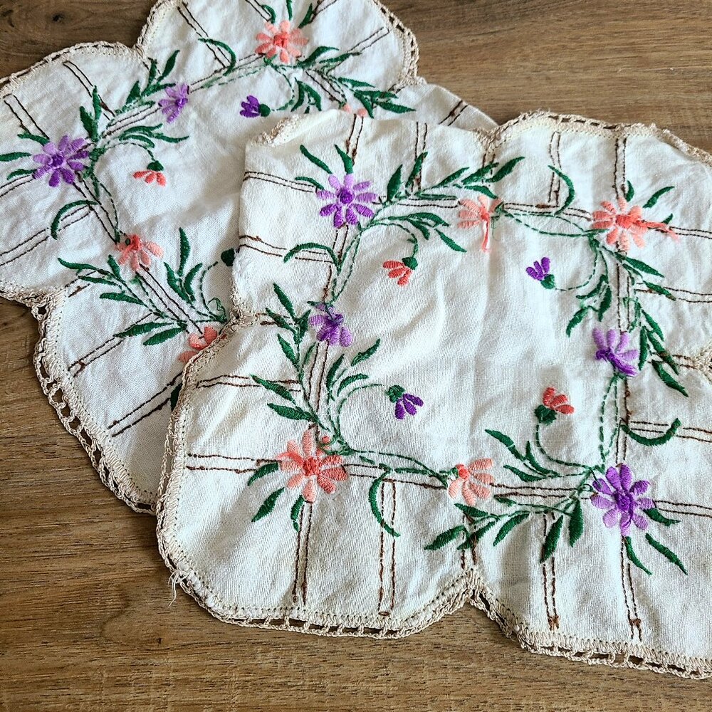 2 vintage linen napkins with floral embroidery. 10'' x 10 ''. Vintage tapestry.